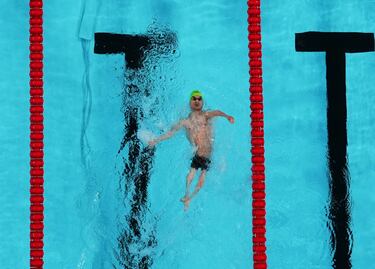 Vladimir Danilenko, nadador paralímpico ruso, durante la competición de los cien metros espalda celebrados en el Arena Paris La Defense.