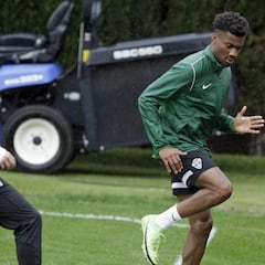 John se gana la confianza de Francisco en la primera plantilla