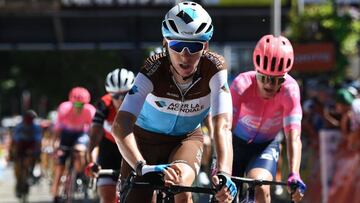 Romain Bardet llega a meta tras la quinta etapa del Critérium del Dauphiné 2019.