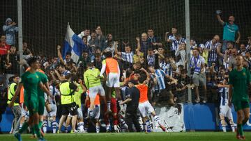 SAN SEBASTIÁN, 22/06/2025.- Los jugadores de la Real Sociedad B celebran el gol con el que logran el ascenso a Segunda División durante el partido que la Real Sociedad B y el Nástic de Tarragona disputan este domingo en el estadio Zubieta XXI de San Sebastián. EFE/ Javier Etxezarreta