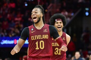 Darius Garland (10) celebra con Jarrett Allen (31) la victoria de los Cleveland Cavaliers