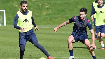 Iago Falque conduce la pelota durante un entrenamiento con el Genoa antes del confinamiento.