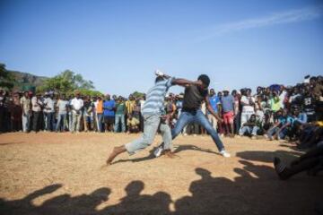 Estos combates tradicionales se conocen como  'Musangwe'. Este tipo de lucha se ha practicado desde hace más de un siglo en un campo abierto justo después de Navidad, cuando toda la tribu esta de vacaciones en la zona rural del norte de Sudáfrica. Hay tres niveles de combatientes. Los muchachos, llamados 'mambibi', anima a jugar lucha por sus padres. Luego están los combatientes adolescentes, el 'Rovhasize'. Pero son a los luchadores de alto nivel a los que todo el mundo viene a ver. No están permitidos los guantes y las peleas se terminan cuando uno de los 2 boxeadores cae.