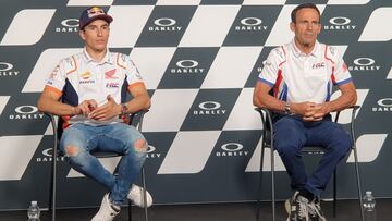 Marc M&aacute;rquez con Alberto Puig.