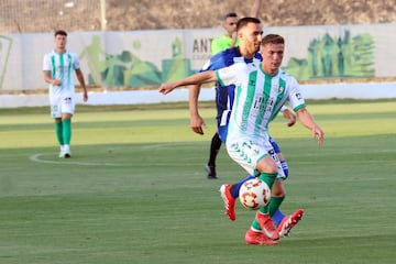 Álex Rubio,el autor delgol, condiuce la bola.