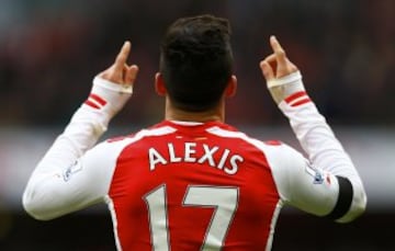 Alexis Sánchez fue la mejor figura de Arsenal: anotó doblete y dio el pase para el tercer gol, en el triunfo sobre Stoke City.