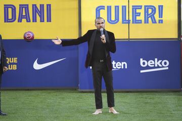 El lateral derecho brasileño Dani Alves vuelve a la que fue su casa y ha sido presentado de nuevo en el Camp Nou.  El brasileño se mostró exultante durante su acto.