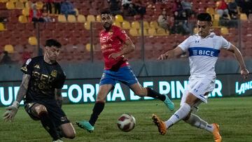 El jugador de Universidad Católica, Alexander Aravena, juega el balón durante el partido de Primera Division contra Unión Española, disputado en el estadio Santa Laura.