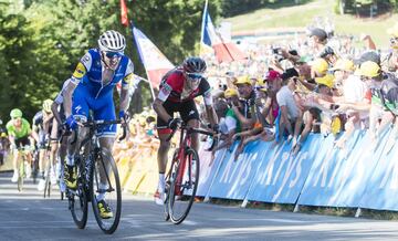 Richie Porte, Dan Martin y Chris Froome en los metros finales de la quinta etapa.