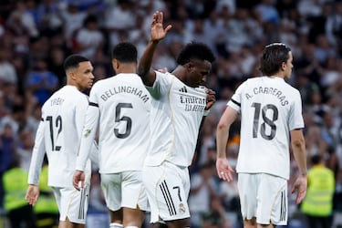 Vinicius, tras marcar el segundo gol, hizo el gesto claro de llevarse las manos al pecho y levantar las palmas, una señal habitual de disculpa dirigida a la grada, sin una celebración efusiva. El gesto fue interpretado como una disculpa por momentos anteriores del partido y por la tensión con parte del público del Bernabéu, que venía pitándole antes del gol. En el momento del gesto de perdón, se escuchó una mezcla de aplausos y silencio, con algunos pitidos aislados que se fueron apagando poco a poco.