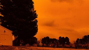 Cielo con tonos rojizos por la llegada de polvo sahariano, a 14 de marzo de 2022, en Navares, Caravaca de la Cruz, Murcia (Espa&ntilde;a). L