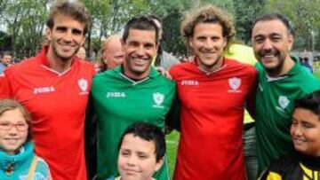 Forlan y Recoba acompañan a Viera desde Montevideo.