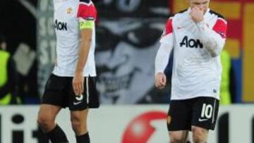 <b>GOLPE. </b>Ferdinand y Rooney se lamentan tras caer en Basilea.