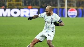 Dimarco celebra su gol al Dortmund.