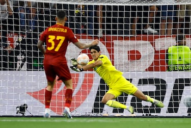 Bono desvía el remate de Leonardo Spinazzola.