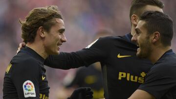 Football Soccer - Athletic Bilbao v Atletico Madrid - Spanish La Liga Santander - San Mames stadium, Bilbao, Spain - 22/01/17 Atletico Madrid's Jorge "Koke" Resurrecion (R) celebrates with team mate Antoine Griezmann after scoring a goal. REUTERS/Eloy Alonso