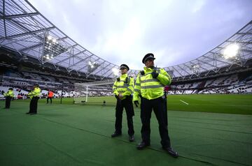 Tras la derrota de 0-3 ante el Burnley, seguidores de los Hammers ingresaron al campo para recriminar a sus jugadores.