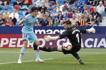 Uno de los chicos-gol de la cantera: debut¨® en la ¨²ltima jornada de la pasada Liga, contra el Levante, y marc¨® el 2-2 final. Este curso ha jugado otros tres partidos (en EIbar, en Le¨®n y en el Bernab¨¦u), mientras es uno de los l¨ªderes del B. Eso de estrenarse con gol lo hizo tambi¨¦n Borja Garc¨¦s, en la jornada 4 ante el Eibar, aunque una lesi¨®n trunc¨® su temporada.