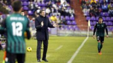 Garrido da instrucciones a sus jugadores.