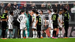 TURIN, ITALY - APRIL 13: Juventus goalkeeper Wojciech Szczesny leaves the field to be replaced after experiencing chest pain and is consoled by his teammates during the UEFA Europa League quarter final first leg match between Juventus and Sporting CP at Allianz Stadium on April 13, 2023 in Turin, Italy. (Photo by Daniele Badolato - Juventus FC/Juventus FC via Getty Images)