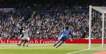 Isco remata a placer para conseguir el 4-0.