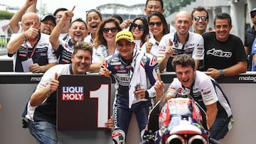 03/11/2018 Jorge Martín Moto3 Sepang Malasia.
El piloto español de Moto3 Jorge Martín (Honda) ha deseado que el grupo de cabeza sea "lo más pequeño posible" para tener posibilidades de proclamarse campeón del mundo de la categoría pequeña en el Gran Premio de Malasia, una cita en la que partirá desde la pole y en la que su principal rival por el título, el italiano Marco Bezzecchi (KTM), comenzará segundo.
DEPORTES
TEAM DEL CONCA GRESINI MOTO3