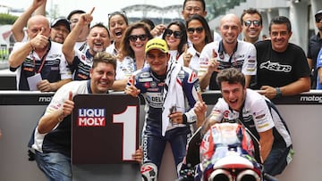 03/11/2018 Jorge Mart&iacute;n Moto3 Sepang Malasia.
 
 El piloto espa&ntilde;ol de Moto3 Jorge Mart&iacute;n (Honda) ha deseado que el grupo de cabeza sea &quot;lo m&aacute;s peque&ntilde;o posible&quot; para tener posibilidades de proclamarse campe&oacute;n del mundo de la categor&iacute;a peque&ntilde;a en el Gran Premio de Malasia, una cita en la que partir&aacute; desde la pole y en la que su principal rival por el t&iacute;tulo, el italiano Marco Bezzecchi (KTM), comenzar&aacute; segundo.
 
 DEPORTES
 TEAM DEL CONCA GRESINI MOTO3
 