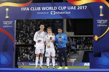 Diciembre de 2017. El Real Madrid gana el mundial de clubes al Gremio de Porto Alegre de Brasil tras vencer 1-0 en la final celebrada en Abu Dhabi. En la imágen, Cristiano Ronaldo balon de oro, Modric balon de plata y Jontahan Urretaviscaya del Pachuca Cf balon de bronce.