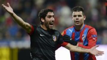 El jugador del Atlético de Madrid Raúl García gesticula ante Michal Duris, del Viktoria Plzen, durante el partido de la fase de grupos de la Liga Europa que sus equipos disputaron en Plzen, en la República Checa,.