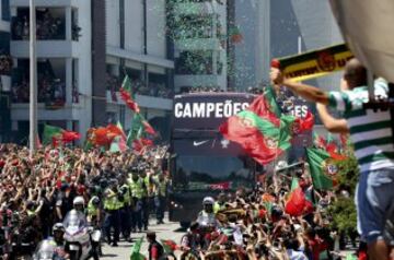 La selección portuguesa recorre las calles de Portugal en un autobús descapotable.