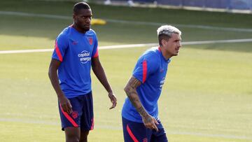 Kondogbia y Gim&eacute;nez, durante un entrenamiento del Atl&eacute;tico.