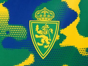 El Real Zaragoza ha presentado este jueves una nueva equipacin verde estampada con colores azules, amarillos y blancos, e inspirada en las cpulas de la Baslica del Pilar, ?como homenaje al lugar ms emblemtico de la ciudad, ya que tiene los caractersticos colores de las tejas que la coronan?. Los modelos encargados de presentarla han sido Francho y Azn.