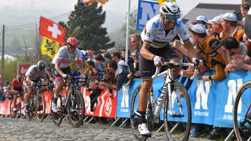 Alejandro Valverde compite durante el Tour de Flandes 2019.