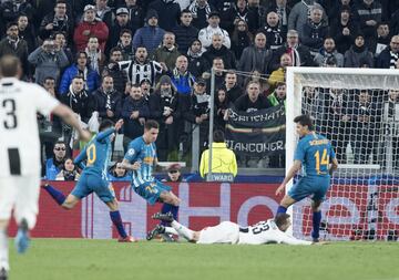 Jugada del penalti de Ángel Correa a Federico Bernardeschi.