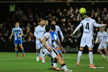 Un golazo de Altimira pone en órbita al Deportivo y chafa al Ceuta
