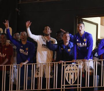 Los jugadores del Valencia celebraron la clasficación para la final de la Copa del Rey. En la imagen, Dani Parejo, Lato y Rodrigo Moreno.