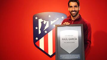 Raúl García, con la placa que le regaló el Atlético por sus 329 partidos.