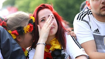 Berlin (Germany), 27/06/2018.- German fans react after their national team lost the FIFA World Cup 2018 match against South Korea at the public viewing area in front of the Brandenburg Gate in Berlin, Germany, 27 June 2018. (Mundial de Fútbol, Core