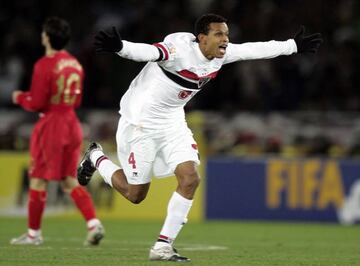 Sao Paulo's Edcarlos celebrates after beating Liverpool in Yokohama