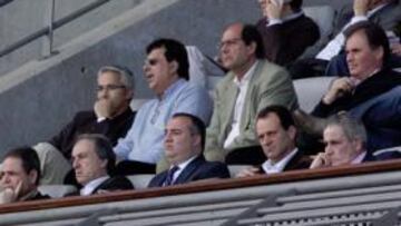 <b>AL FIN, UN DÍA FELIZ. </b>Miguel Ángel Ramírez presencia desde el palco el partido del pasado sábado escoltado por Álvaro Pérez y Óscar Hernández.