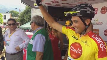 Óscar Sevilla saluda a los aficionados antes de tomar la salida de la sexta etapa del Clásico RCN.