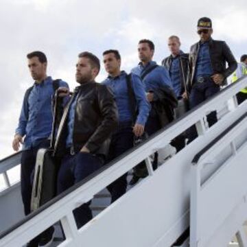 Busquets, Alba, Pedro, Xavi, Mathieu y Alves descienden del avión a su llegada a Nicosia.