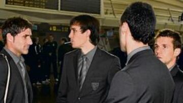 <b>A LA ESPERA. </b>Armando, David López y Koi, en el aeropuerto.