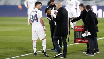 Rodrygo y Hugo Duro se preparan para entrar al terreno de juego ante la Real Sociedad.