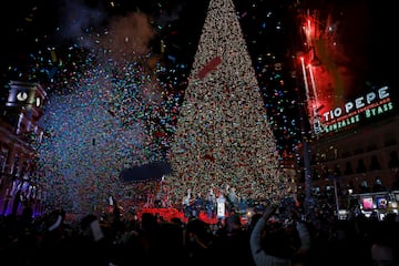 Luis de la Fuente, acompañado por el alcalde, José Luis Martínez-Almeida, fue el encargado de pulsar en la icónica Puerta del Sol el botón del tradicional encendido de las luces navideñas de Madrid. El acto congregó a decenas de millares de personas.