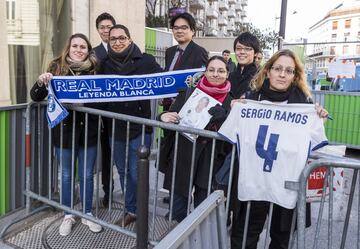 Un grupo de seguidores esperaron la llegada del Real Madrid al hotel. 