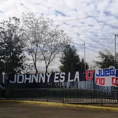 Hinchas cuelgan lienzos en el CDA en apoyo a Johnny Herrera
