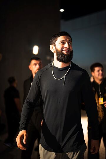 El luchador ruso Khamzat Chimaev llegando a la velada.