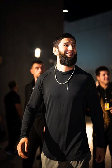 El luchador ruso Khamzat Chimaev llegando a la velada. 