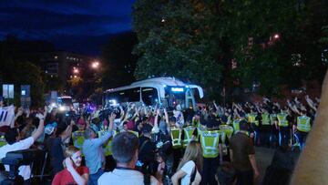 Cientos de aficionados en la llegada del Madrid al hotel de Kiev